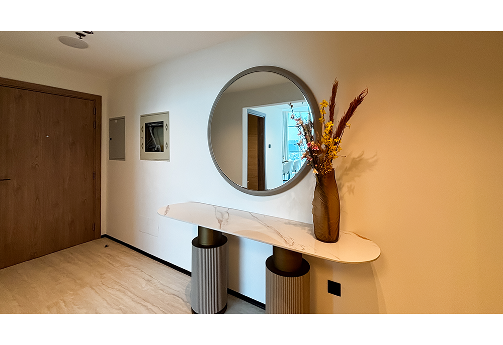 Contemporary kitchen with fitted cabinets