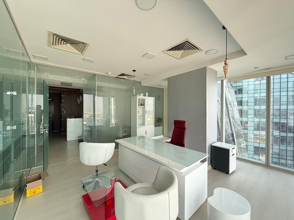 FULLY FURNISHED || GLASS PARTITIONS || VACANT