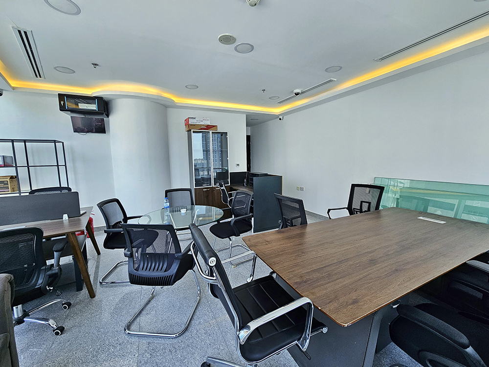 Mid floor commercial property